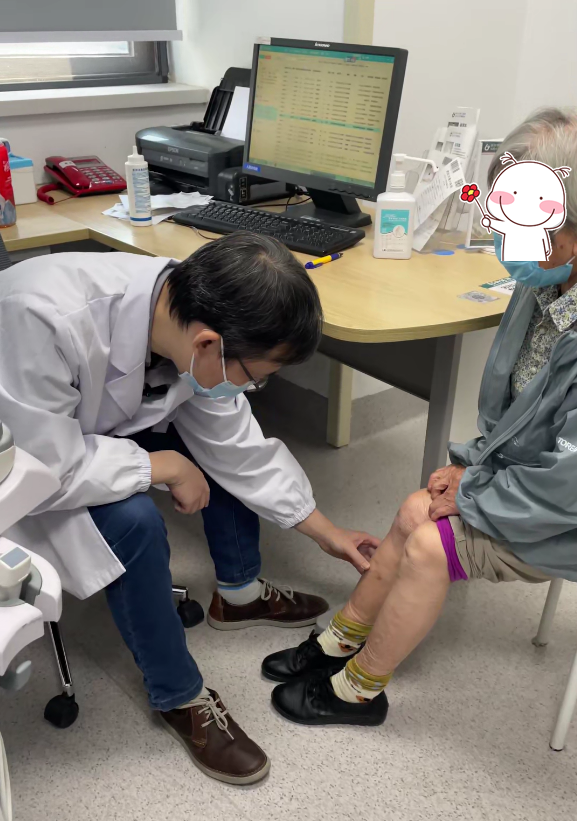 静脉曲张|静脉曲张俗称炸筋腿：85岁婆婆腿肿多年，术后自种菜园送社区老人