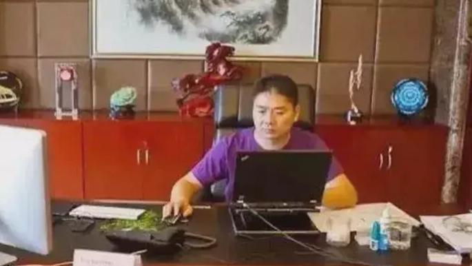 |刘强东办公室的摆设非常讲究，看身后的摆件就知道了