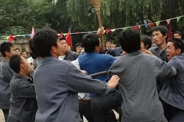 许昌头号黑老大梁三,手段残忍为祸十余年,落网后超10万民众庆祝