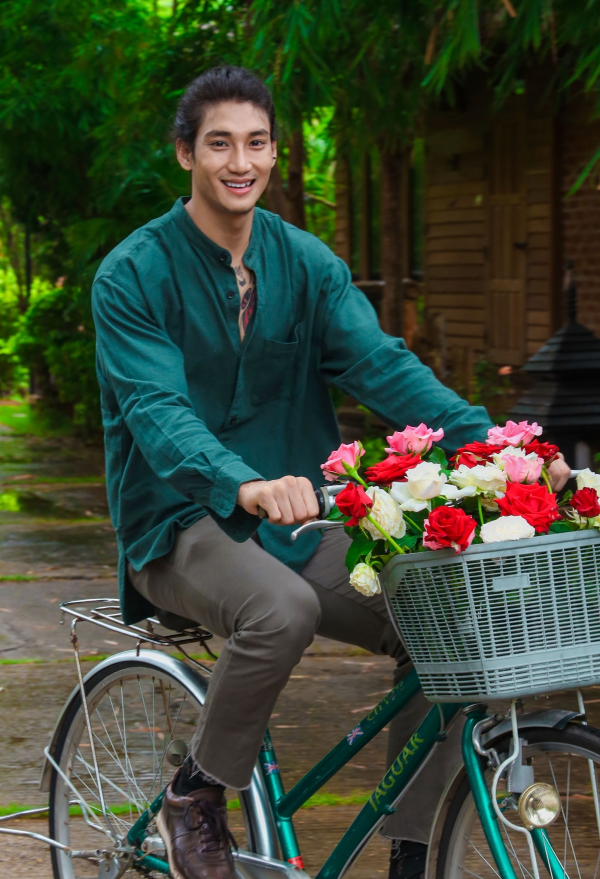 发型 轻松驾驭各种发型！「缅甸水行侠」曝光最新造型，剃光头也帅