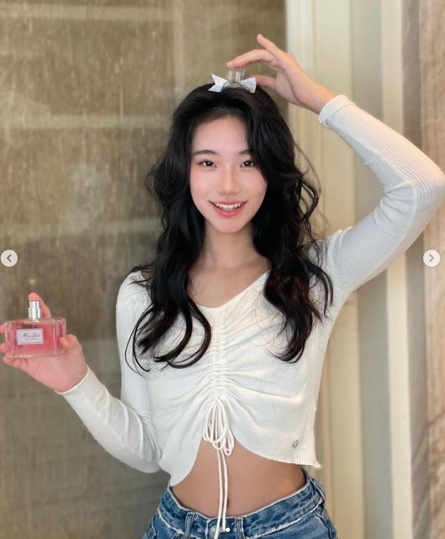 许韶恩|小S二女儿广告大片出炉，妆发成熟超有气质，网友直呼像30多岁！