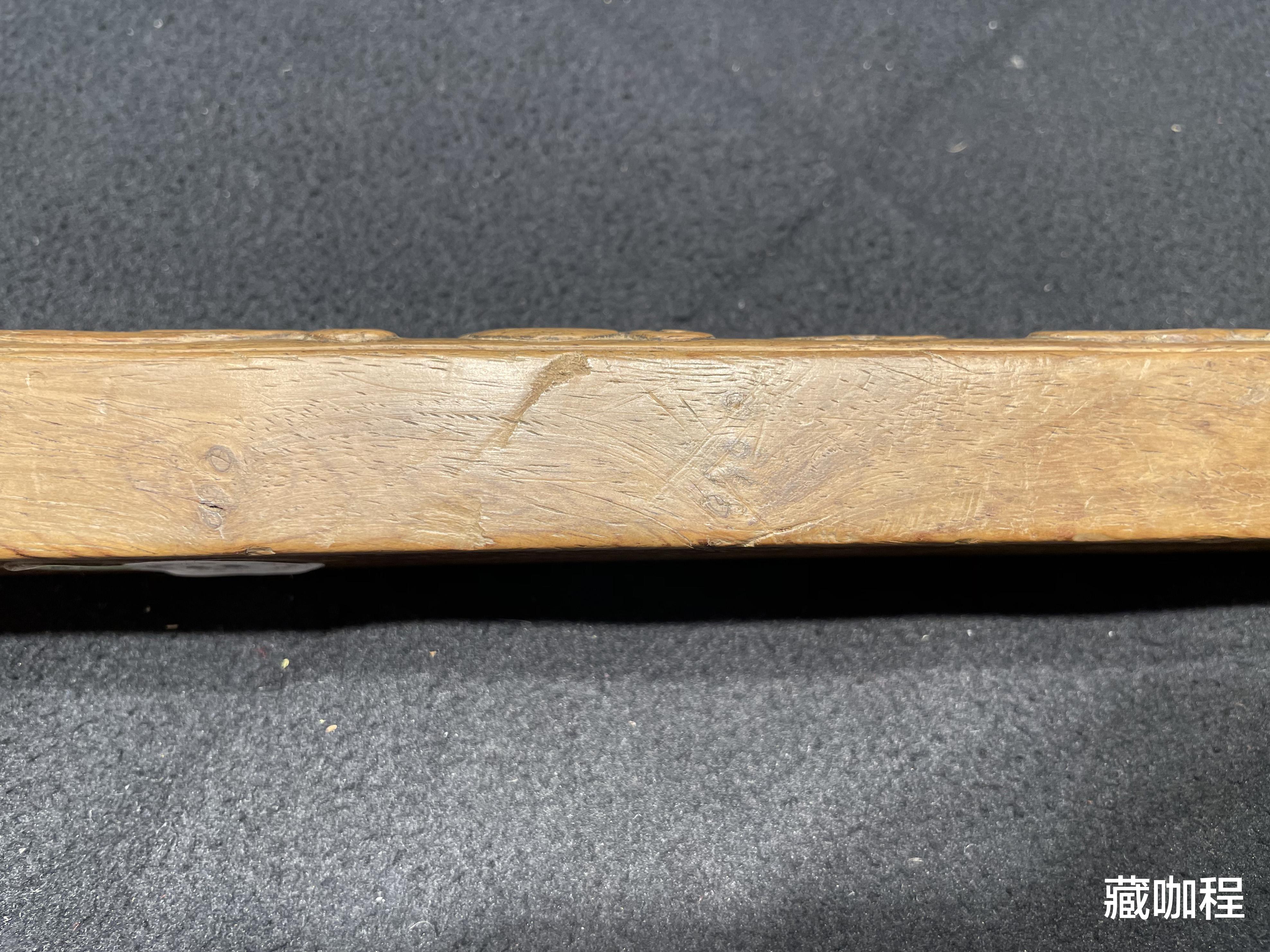 |老气横秋两头微残，黄花梨螭龙捧寿镇尺9.2万成交