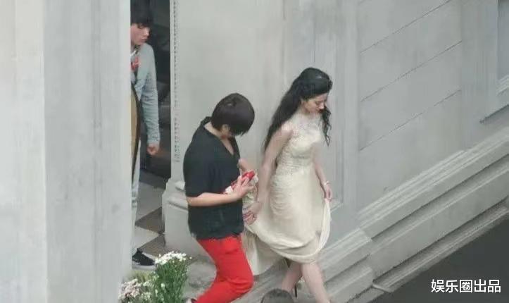 刘亦菲|刘亦菲的气质真好,穿圆领纱裙亮相被抓拍,路人视角下依然迷人