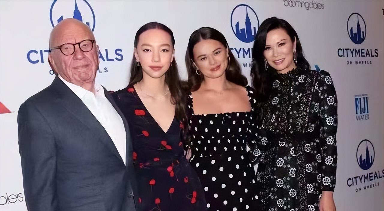 邓文迪|邓文迪与相差38岁的前夫同台，丝毫不显尴尬，两女长相差异大