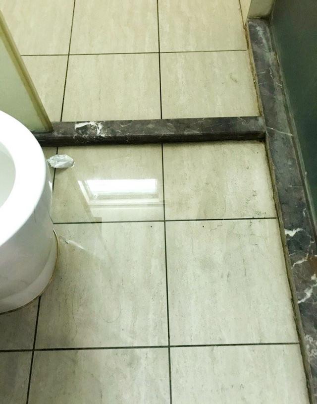卫生间地面莫名其妙一滩水，物业来了七八次，终于找到问题的根源