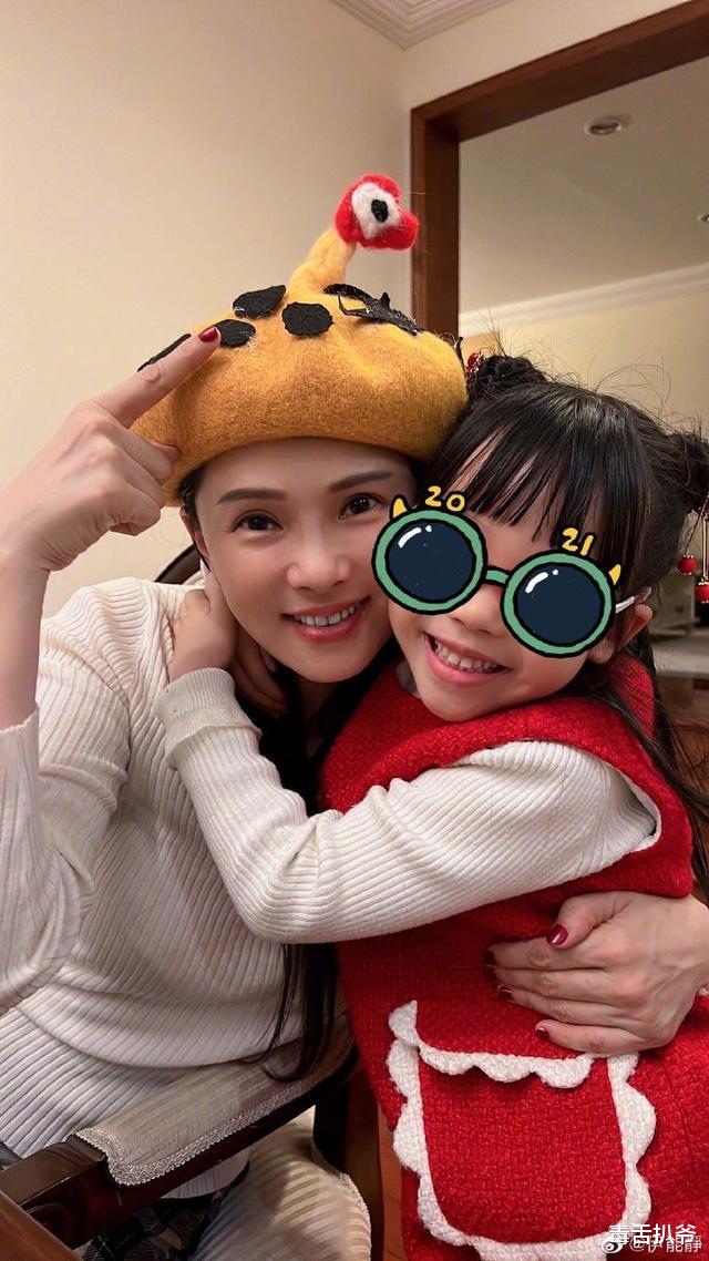 伊能静|伊能静晒女儿送的手工礼物，5岁小米粒心灵手巧，母女合照超幸福