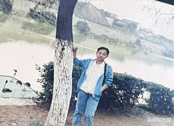 |熊磊晒爸妈结婚旧照,婚车车队显气派,网友:熊爸年轻时好帅