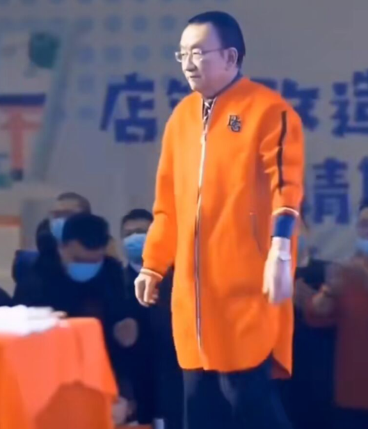 龙女孩|76岁侯耀华参加商演，身穿橘黄色大褂，手戴金表，大背头格外吸睛