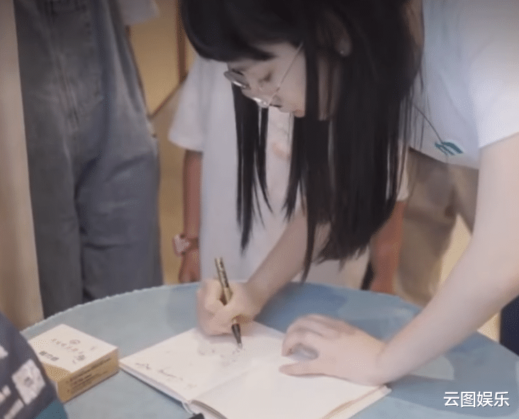 曾比特|俩港星回汕尾老家,炎明熹衣锦还乡被亲戚要签名,曾比特喝功夫茶