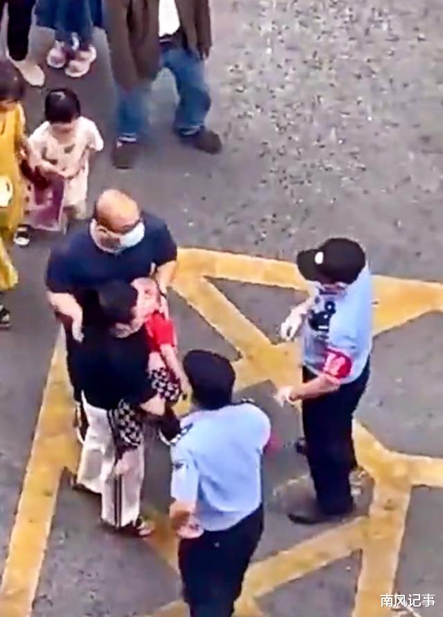 重庆：家长去做核酸，3岁孩子从10楼坠下，到底谁该负责？