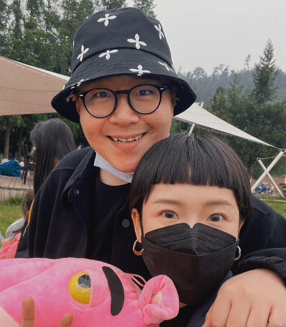 郝邵文|郝邵文一家三口出游,宠溺7岁继女,老婆背2万包“幼态脸”太年轻