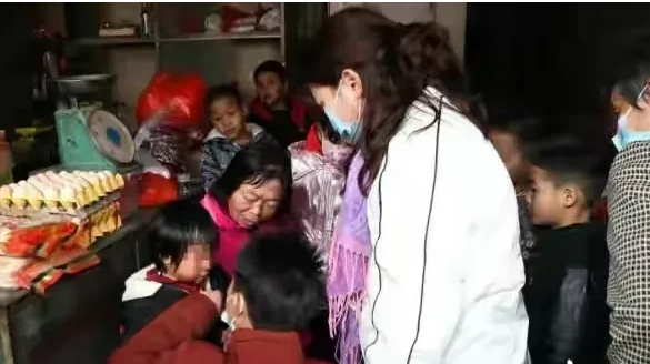 广东梅州,4岁女童欢欢的父母在外工作,由年迈的爷爷奶奶照顾