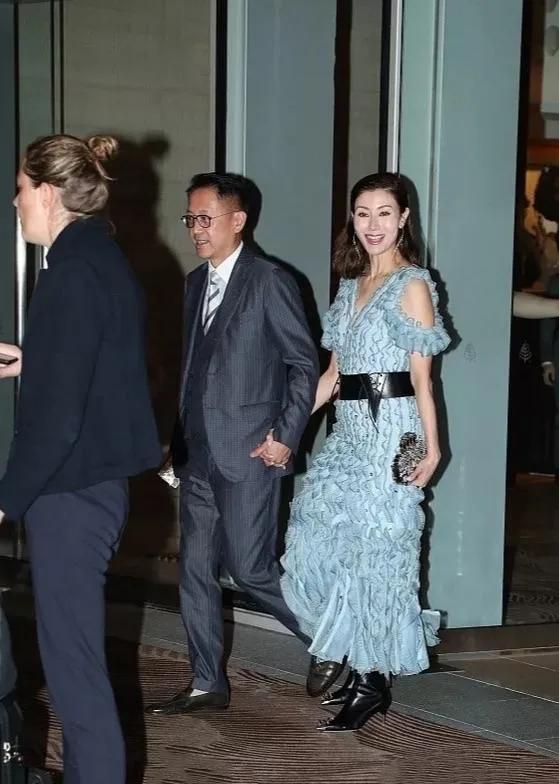 李嘉欣|李嘉欣罕见露面,被摄影师拍到却哈哈大笑,许晋亨这样是爱她入骨