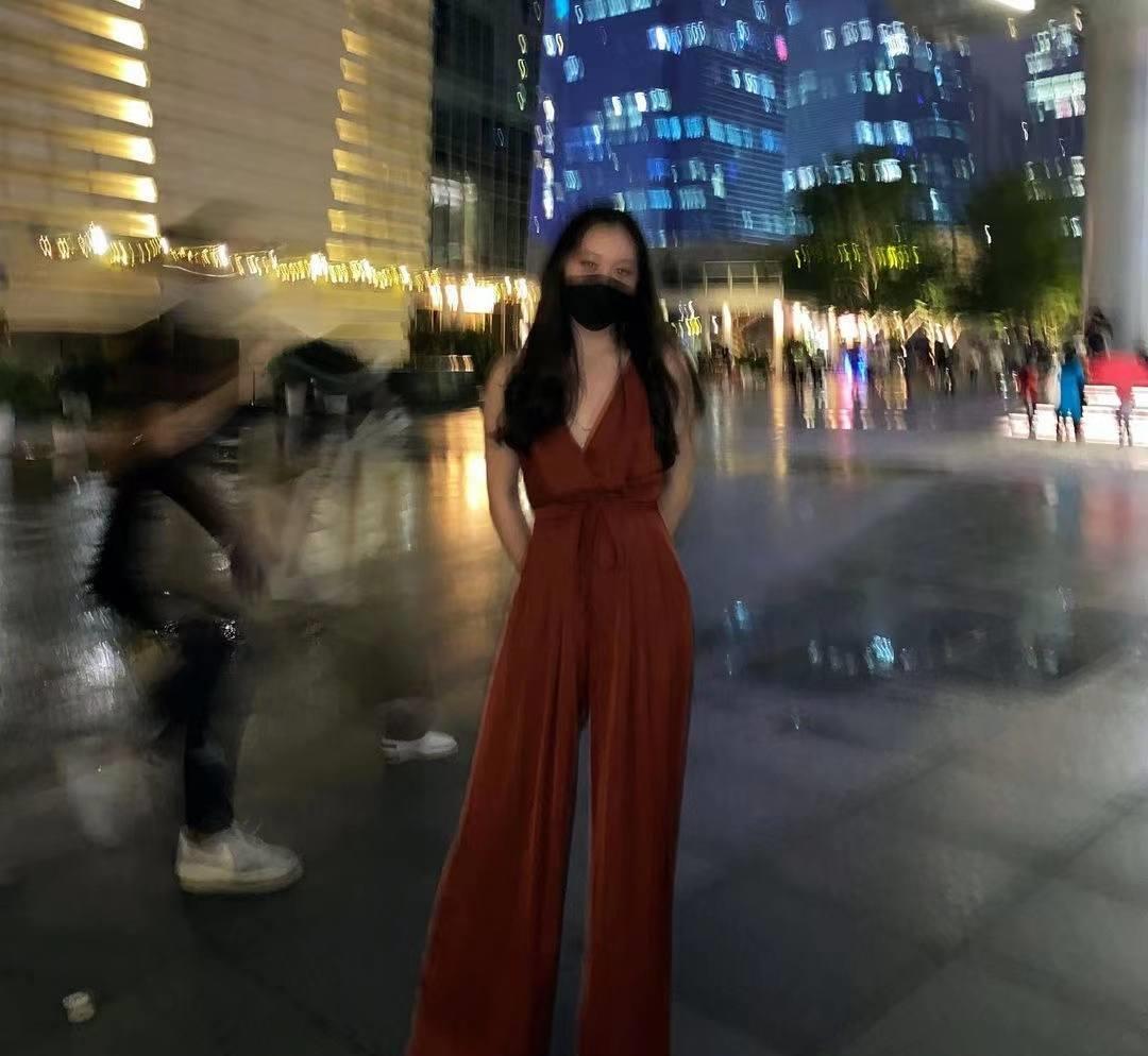 利智|同父不同命，利智女儿闻名中外，黄秋燕女儿籍籍无名