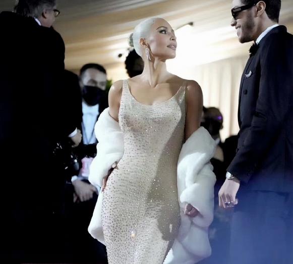 |紧身衣服没穿对多丢人？刘涛扣子崩开，柳岩特别土，金晨变小肚婆