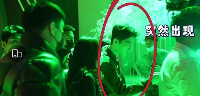 黄景瑜|肖战和黄景瑜节目“新花絮”:两人台上偷笑,眼神传递很可爱