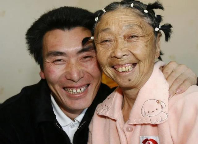 李玉成|85岁马玉琴被丈夫苛待，午饭用小面包应付，丈夫：不想费事