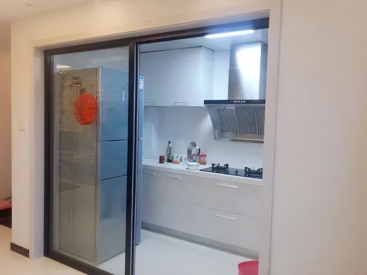 新房入住才三个月就感觉好像住了三年似的,不该放的东西都想扔了