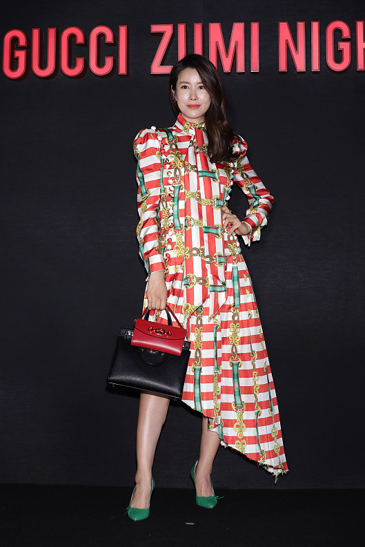 李泰兰气质真好,泡泡袖红白条纹连衣裙醒目明媚很大气,漂亮