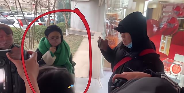 赵丽颖|赵丽颖央视门口被围堵！一路狂奔躲代拍，中指的“钻戒”意外抢镜