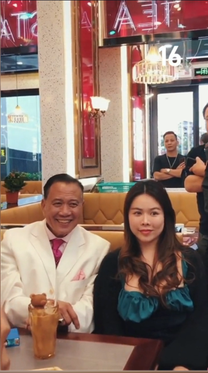 小姐姐|64岁万梓良在酒吧喝大了！双眼迷离脸通红，一众美女排队靠肩合影