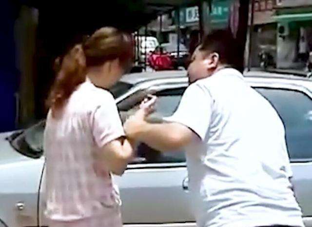 娇妻爱上邻居六旬大爷,妻子:大爷体能好,丈夫知道后当街暴打