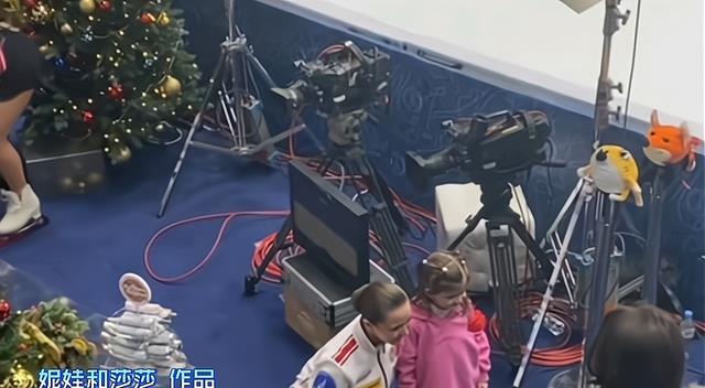 卡米拉·瓦利耶娃|被帅哥搂着喜笑颜开！K宝抖动身体陶醉其中，小萝莉赶紧来追星