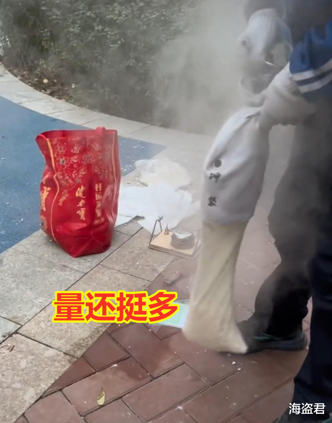 12岁男孩小区做生意,2元一炮生意还挺好,女子捧场发现量还挺大