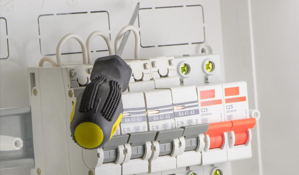 家里改造电路,空气开关要选对,空气开关的C型和D型要区分清楚