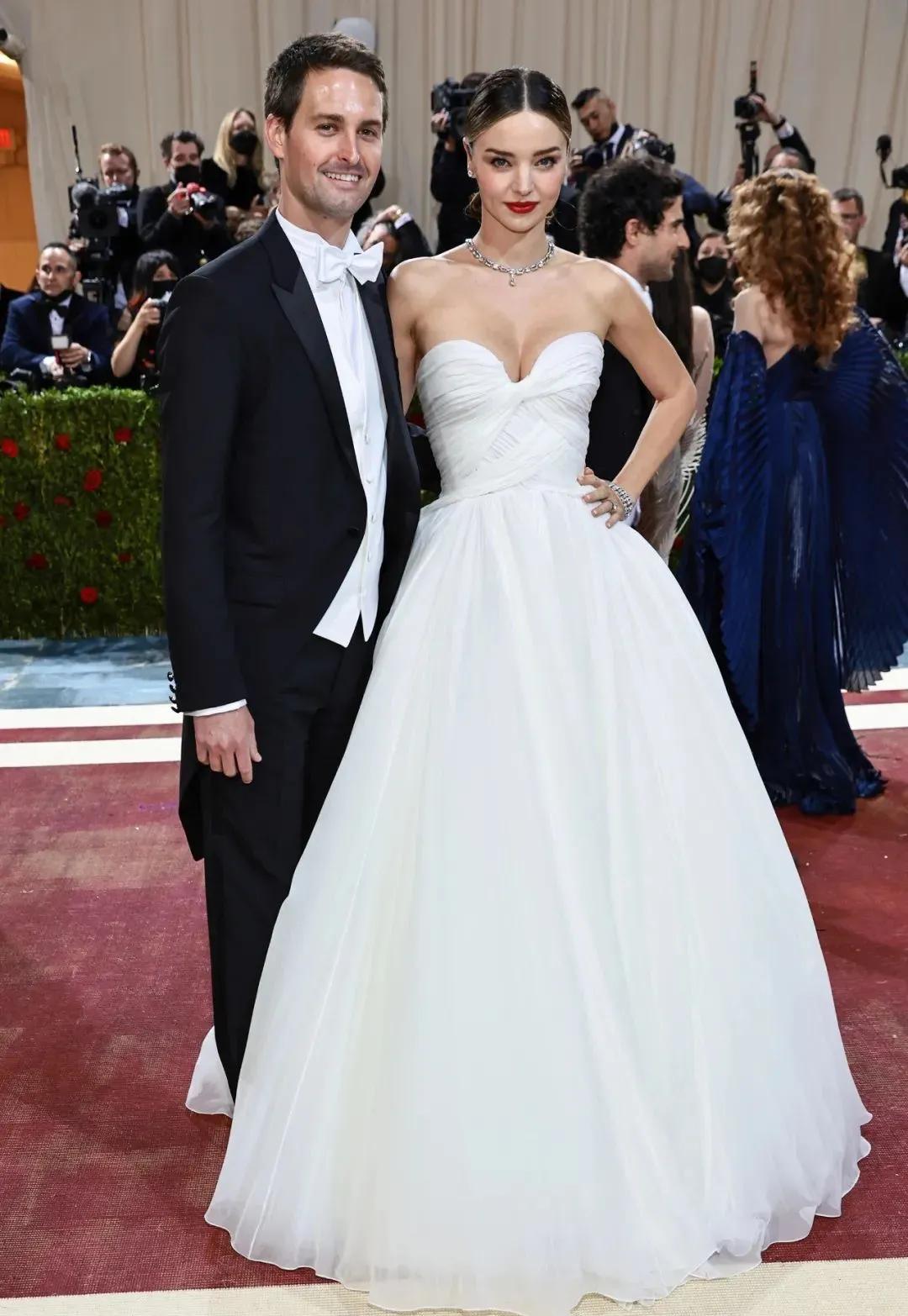 |大布与妮可拉高调现身，牵手展示巨型钻戒，透露metgala晚会细节