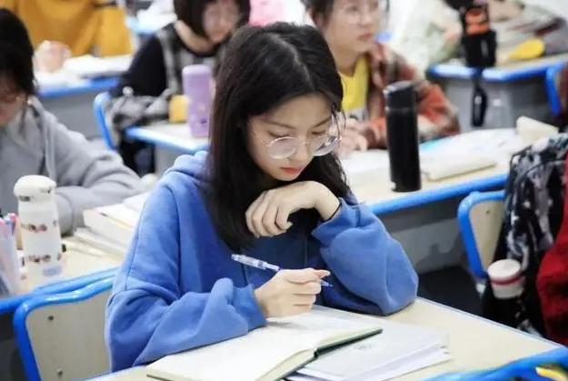 考试|大学生的“攀比心”有多强？女生晒出寝室一幕，网友直呼：太真实