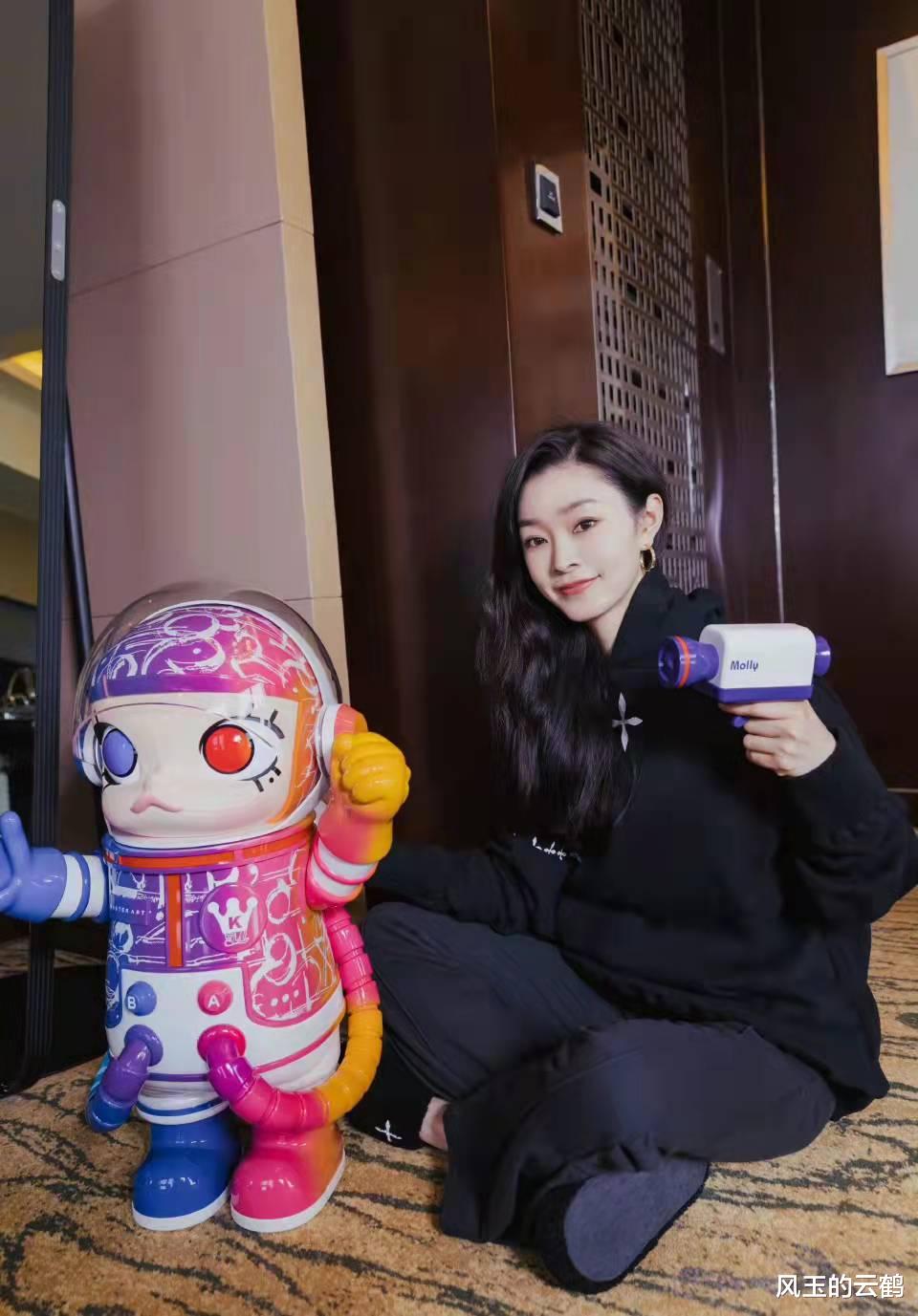 宋轶|宋轶一身公主裙出席活动，却因影子美上热搜，这就是在逃公主本人吧