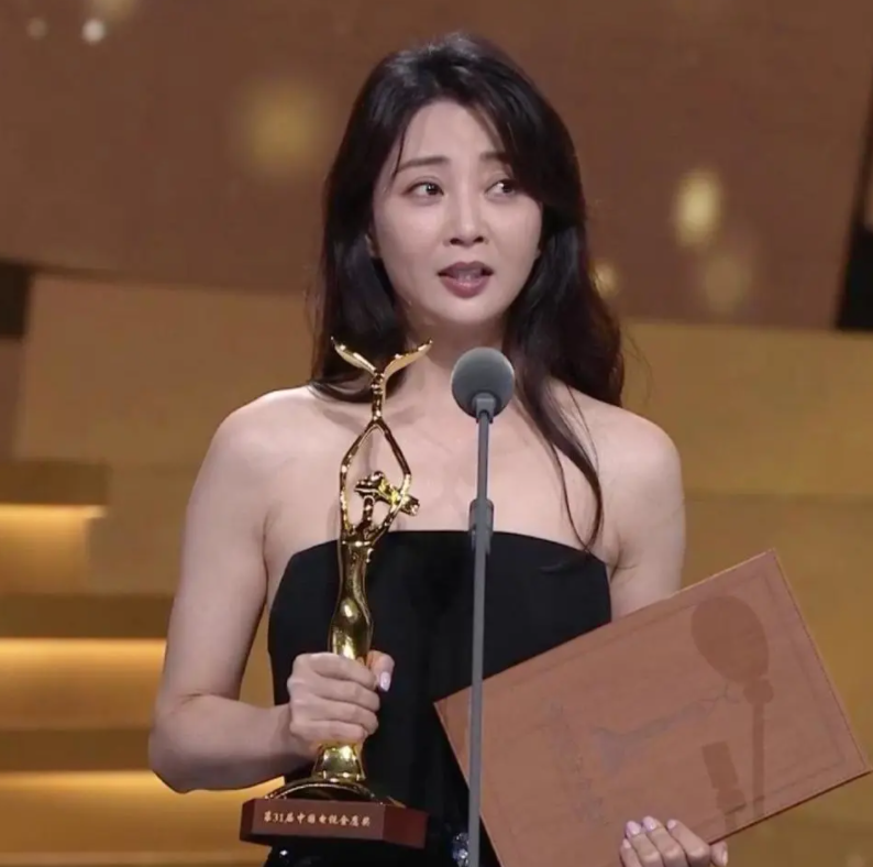 殷桃|不戴珠宝、素颜领奖，殷桃的清醒让太多娱乐圈女明星汗颜！