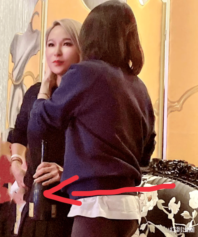 国产片|洗米嫂在老公被抓后首露面!穿短裙参加跨年派对,手拎酒瓶显霸气