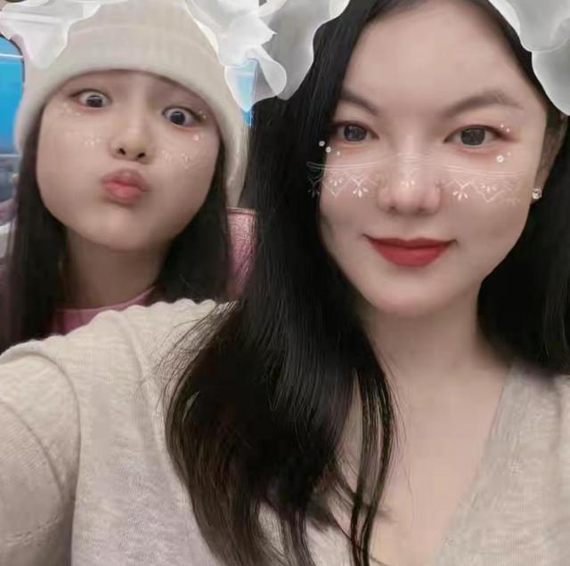 李湘|李湘带女儿吃西餐过年,西服披肩气场强大,王诗龄戴廉价头花合拍
