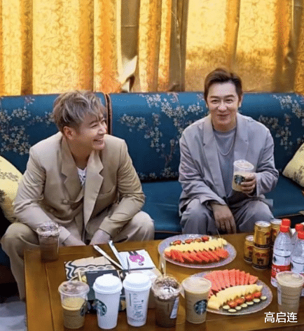 陈浩民|陈浩民孙耀威同台捞金,三伏天穿西装跳舞,网友直呼:明星跑龙套,皮不笑肉不笑!