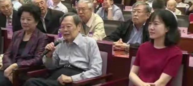 杨振宁|杨振宁出席百岁寿宴，妻子翁帆罕见悉心打扮一番，穿喜庆红裙亮相