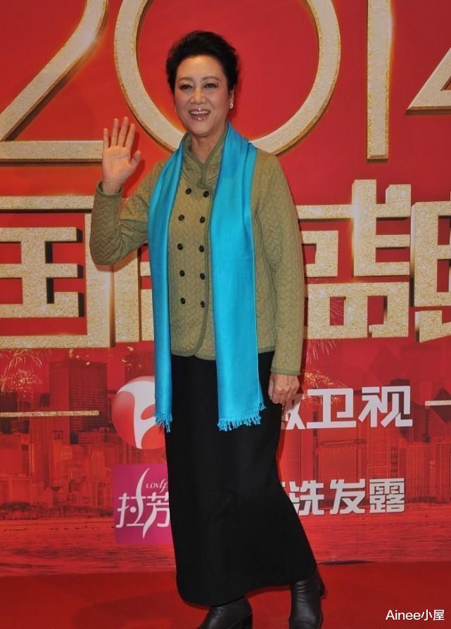 车晓|终于知道车晓为啥那么美了，妈妈穿套装贵气大方，看得出原来多美