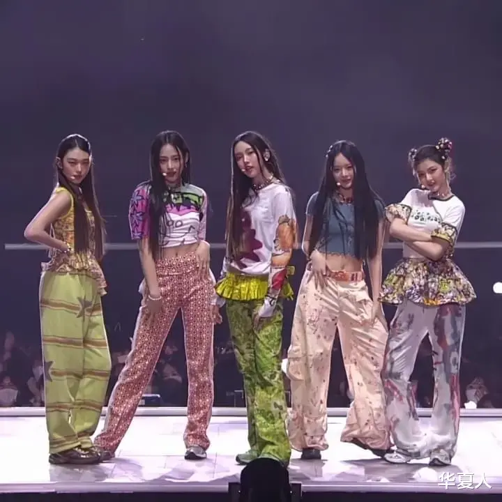 newjeans NewJeans最新舞台打扮像村姑！两眼一黑，韩国公司审美有问题！