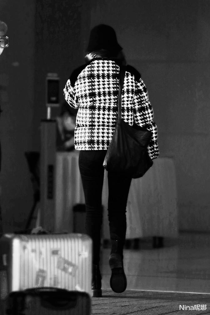 落花时节|倪妮新造型碾压“空哥”！穿2万面包服配紧身裤走机场，170大长腿比空哥还长