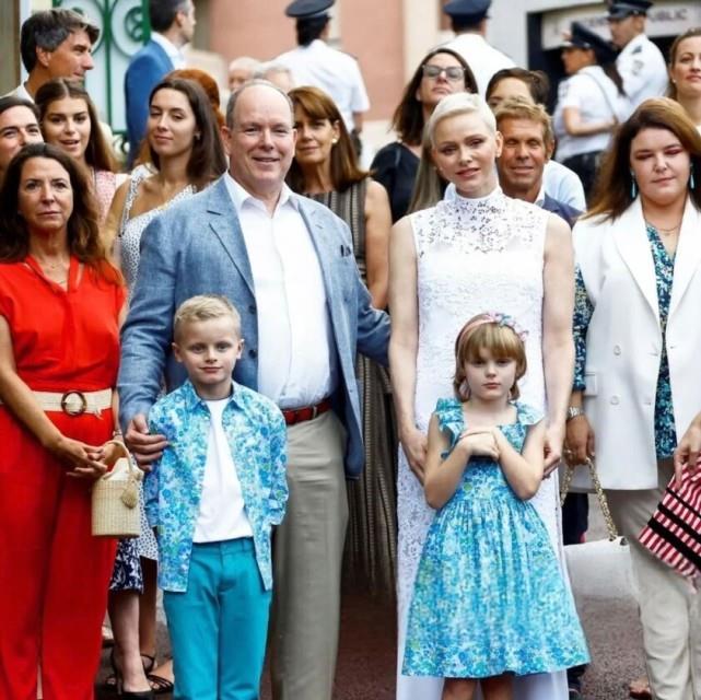 发型 摩纳哥王妃久违送儿女上学,孩子头发惹关注,7岁公主当理发师了