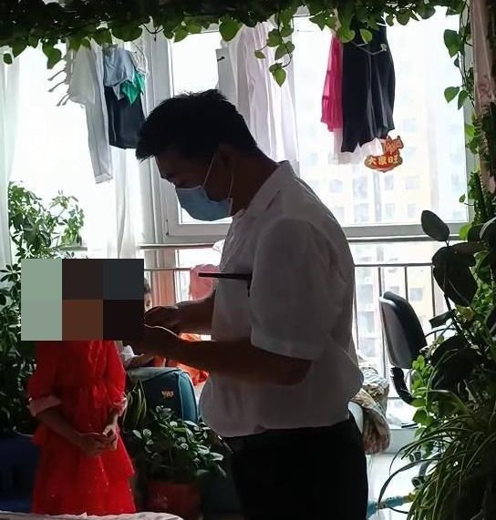 百誉方略快讯:福成物业维护部主管提醒业主家装阳台窗户安全锁扣