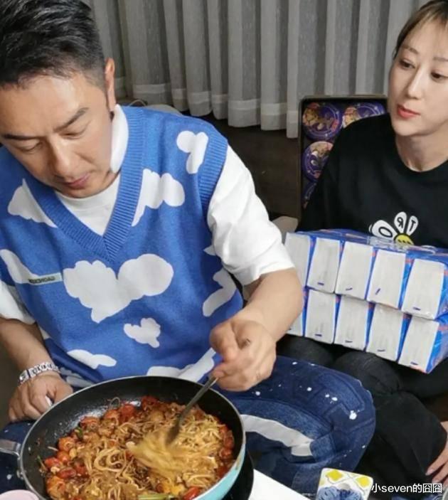 小姐姐|陈浩民学刘畊宏跳操,家里租房太杂乱被吐槽,网友:感觉家好小