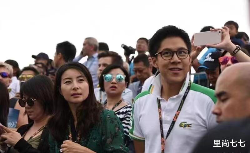 穿衣搭配|郭晶晶霍启刚夫妇热心公益，穿搭不讲究但很贵气，有钱人贵在气质