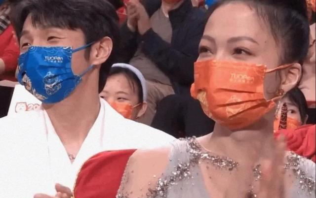 奇葩说|春晚明星搞笑瞬间：陈宝国隔口罩抠鼻子，张韶涵李荣浩大眼瞪小眼