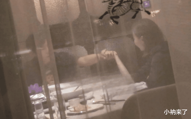 秦昊|秦昊饭桌上与年轻女子手拉手热聊,伊能静到场后两人已松开手
