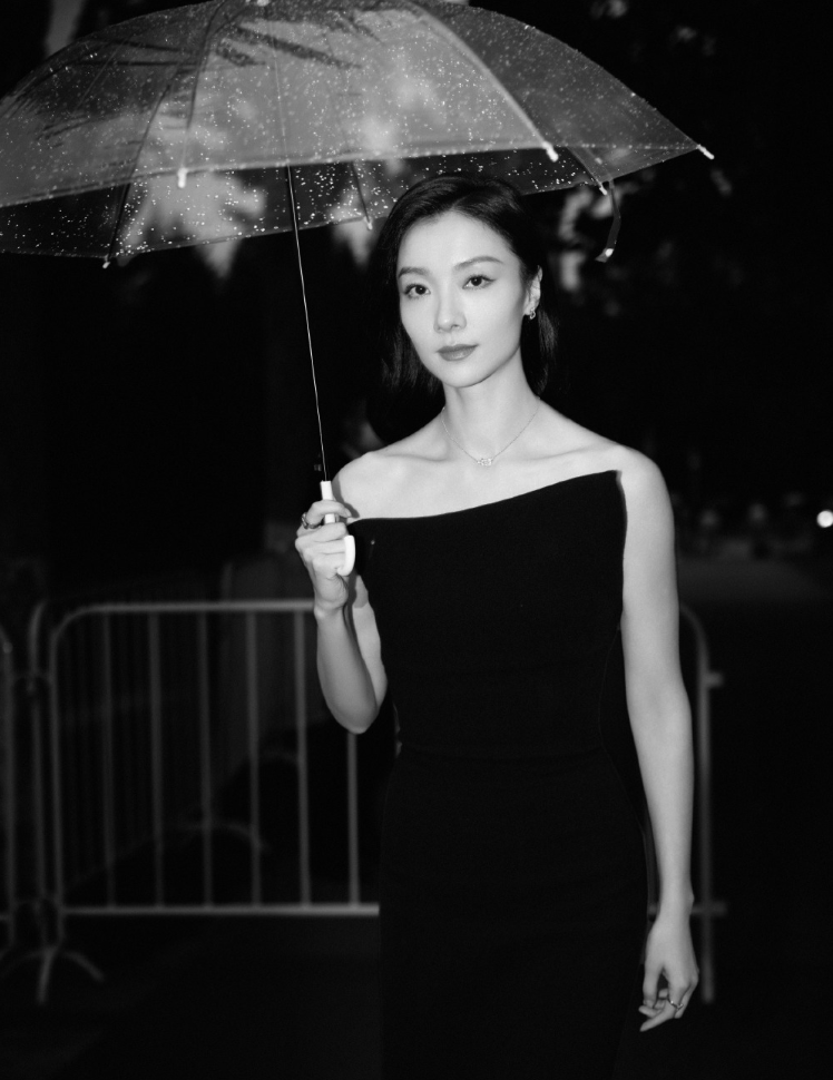 齐溪|齐溪38岁生日首晒全家福,王传君单手抱女儿,和妻子比心幸福洋溢