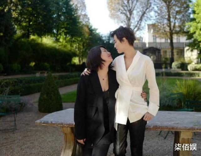 杨天真|杨天真晒新年照,独坐街边台阶美的洒脱,网友直呼瘦到我不认识了