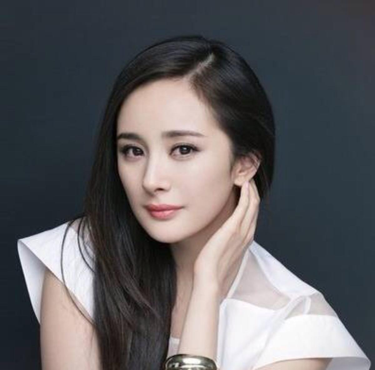 杨幂|34岁杨幂黑白写真,穿背心短裤露诱人大长腿,真是越来越性感迷人了