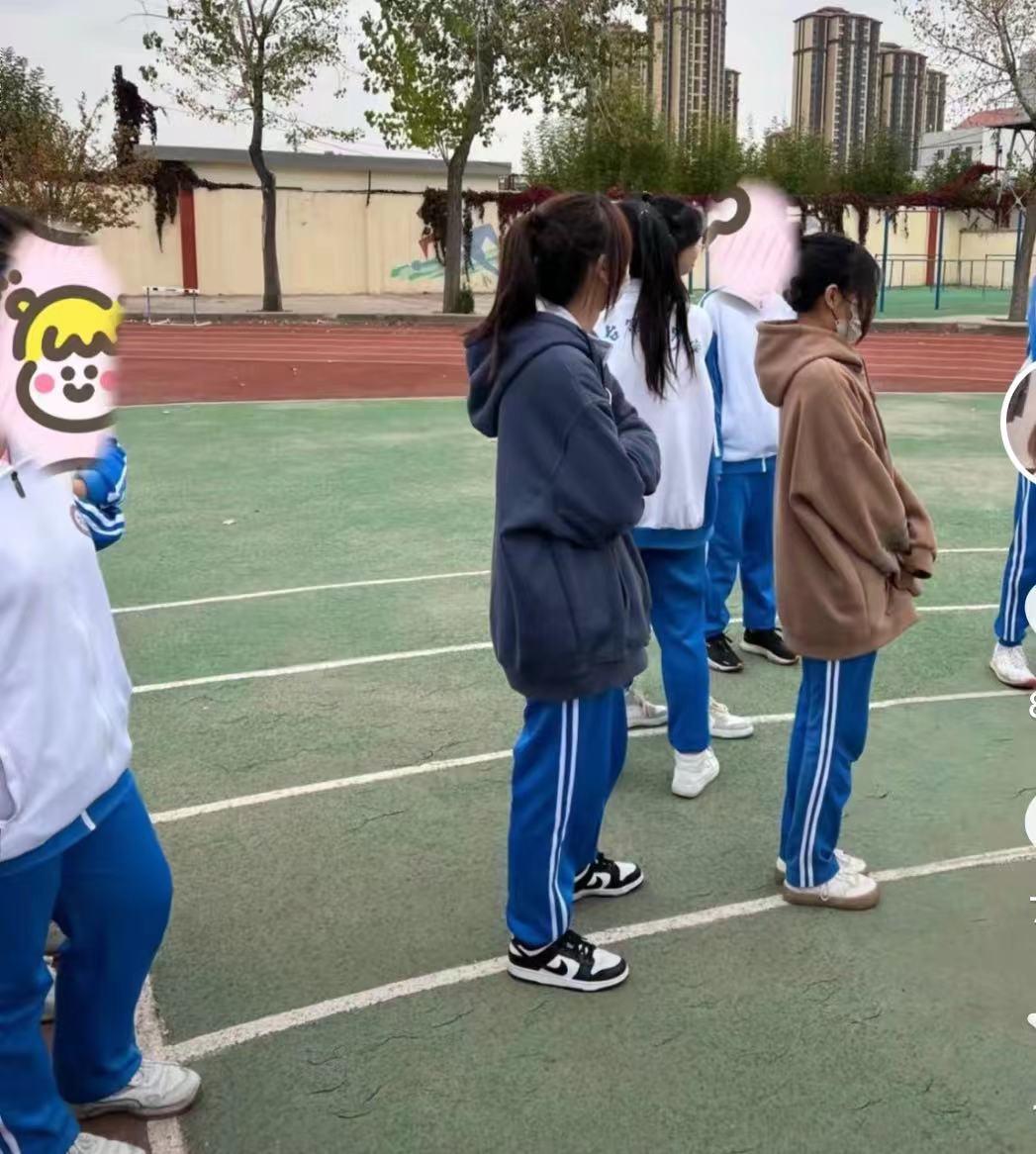 刘海 大码衣裤配八字刘海，中学女生形象遭到父母吐槽：这是全国统一？